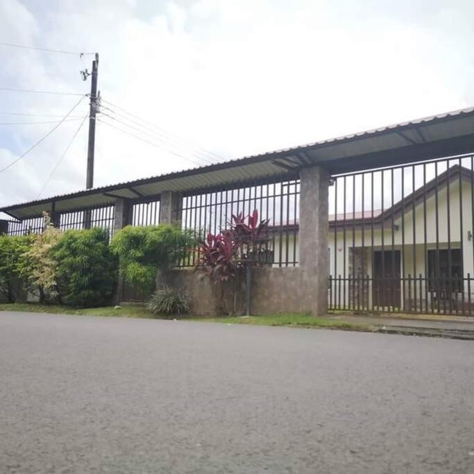 Elegant Villa In La Fortuna With Spacious Backyard Plus Very Private Pool & Parking מראה חיצוני תמונה