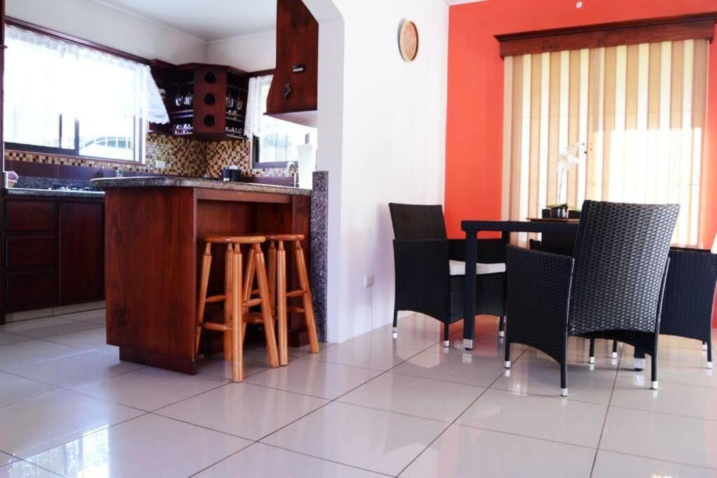 Elegant Villa In La Fortuna With Spacious Backyard Plus Very Private Pool & Parking מראה חיצוני תמונה